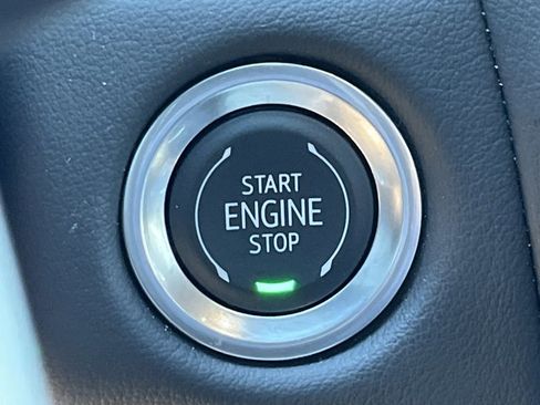 Used 2024 GMC Yukon SLT w/ SLT Luxury Package image 25