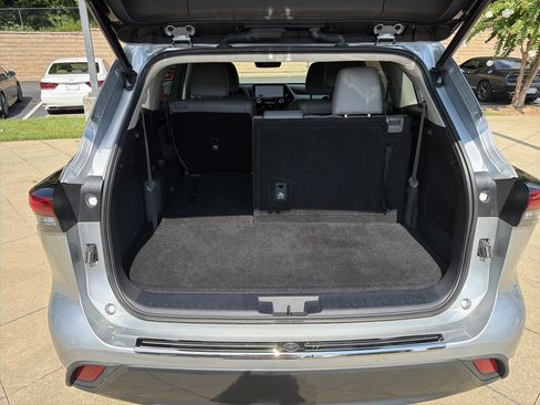 Used 2023 Toyota Highlander Limited FWD image 19