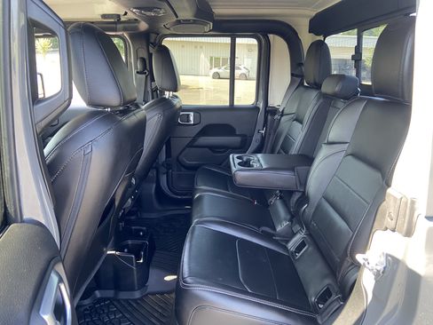 Used 2020 Jeep Gladiator Overland AWD/4WD image 11