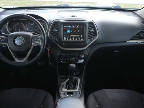 Used 2017 Jeep Cherokee Latitude w/ Comfort & Sound Group FWD image 10