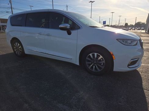 Used 2023 Chrysler Pacifica Limited image 2