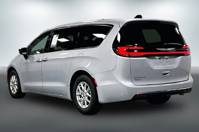 Used 2024 Chrysler Pacifica Touring-L FWD image 4