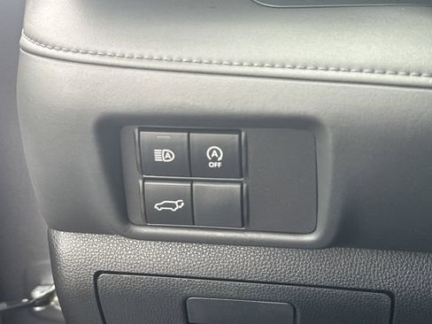 Used 2023 Toyota Highlander LE AWD/4WD image 19