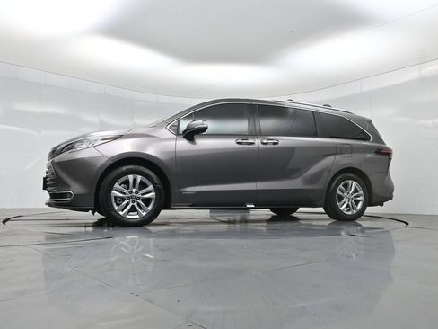 Used 2021 Toyota Sienna Limited FWD image 7