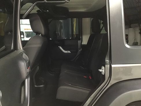 Used 2018 Jeep Wrangler Unlimited Rubicon w/ Connectivity Group AWD/4WD image 17