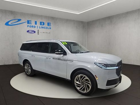 Used 2025 Lincoln Navigator L Reserve AWD/4WD image 6
