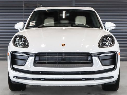 Certified 2022 Porsche Macan image 8