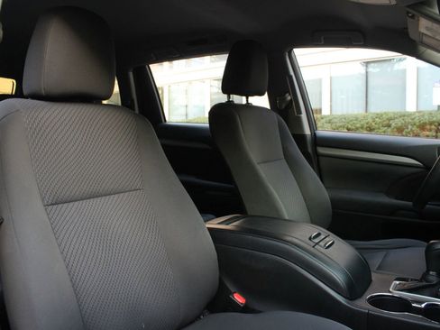 Used 2016 Toyota Highlander LE image 27