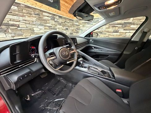 Certified 2023 Hyundai Elantra SEL w/ Preferred Accessory Package image 9