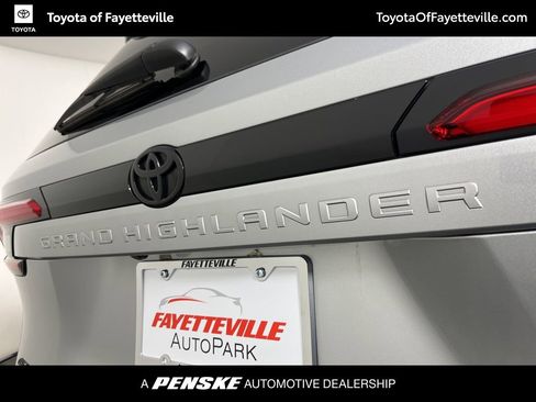 Used 2024 Toyota Grand Highlander Limited image 3