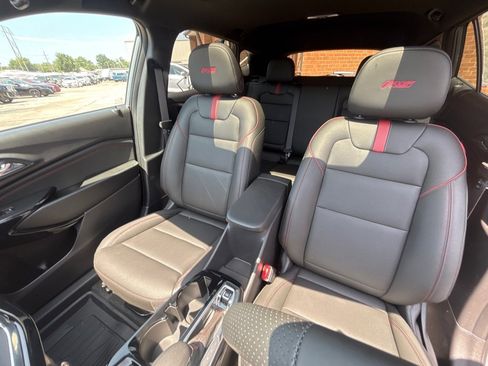 Used 2025 Chevrolet Trax RS w/ Sunroof Package image 16