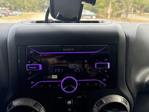 Used 2017 Jeep Wrangler Unlimited Sahara w/ Connectivity Group image 20