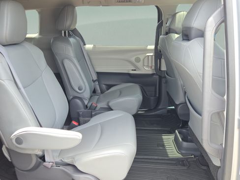Certified 2021 Toyota Sienna XLE FWD image 15