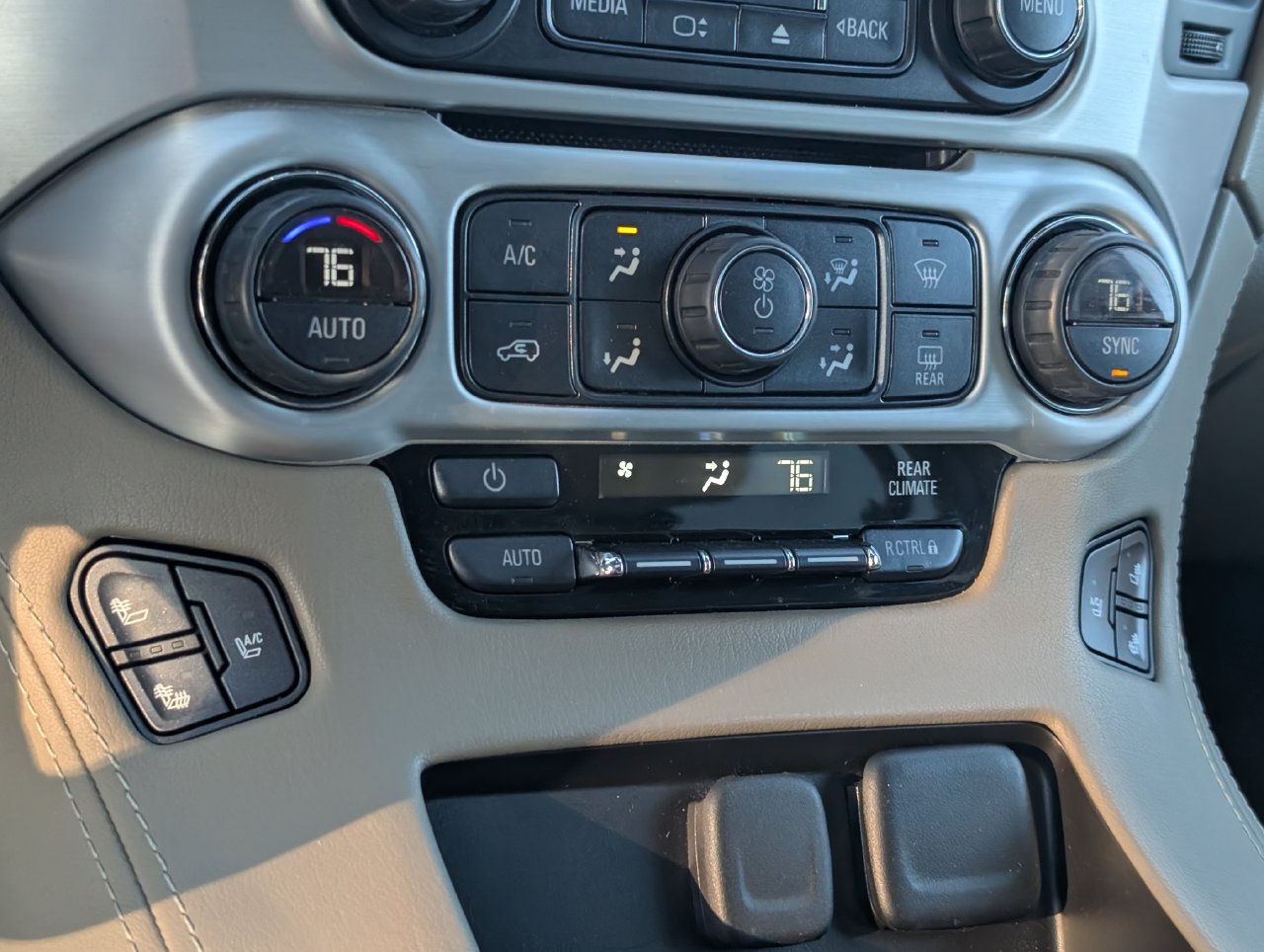 Used 2016 GMC Yukon SLT w/ Open Road Package AWD/4WD image 17