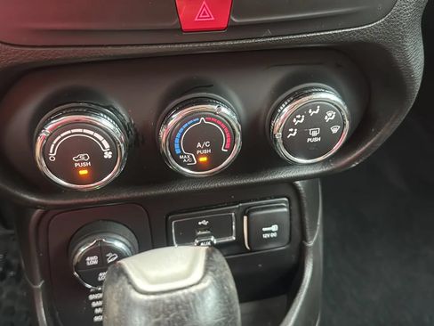 Used 2017 Jeep Renegade Trailhawk AWD/4WD image 18