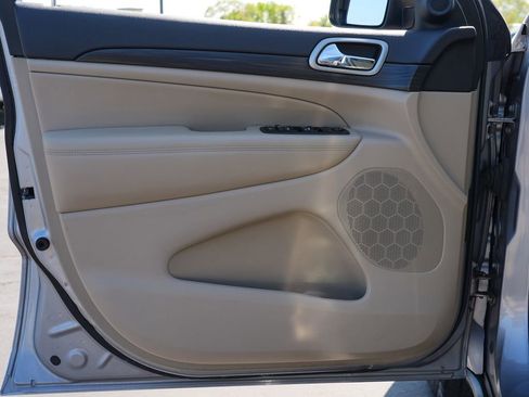 Used 2019 Jeep Grand Cherokee Laredo AWD/4WD image 14