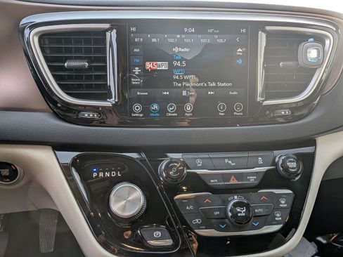 Used 2019 Chrysler Pacifica Touring Plus image 26