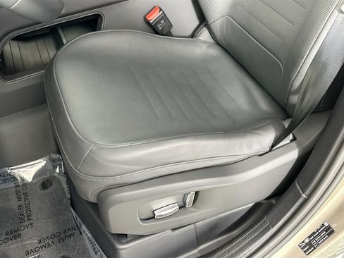 Used 2025 Land Rover Defender 110 image 18