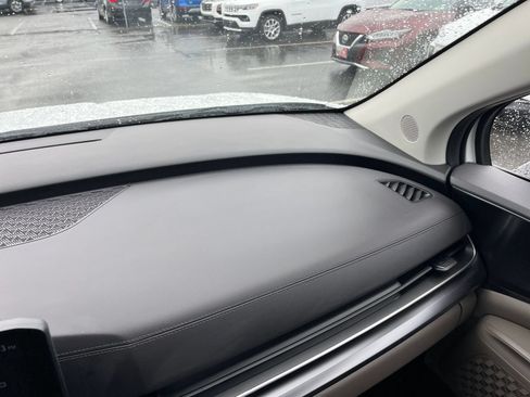 Used 2026 Kia Carnival FWD image 37