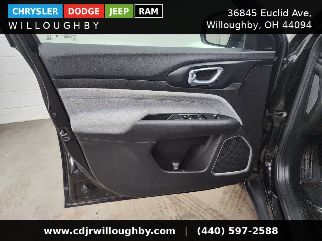 Used 2024 Jeep Compass Latitude AWD/4WD image 11