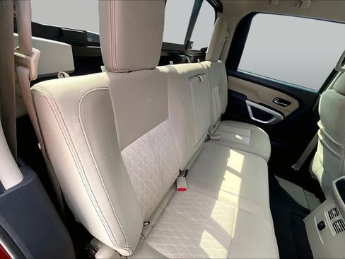 Used 2018 Nissan Titan SV w/ SV Convenience Package RWD image 18