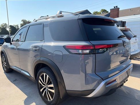 Certified 2025 Nissan Pathfinder Platinum FWD image 9