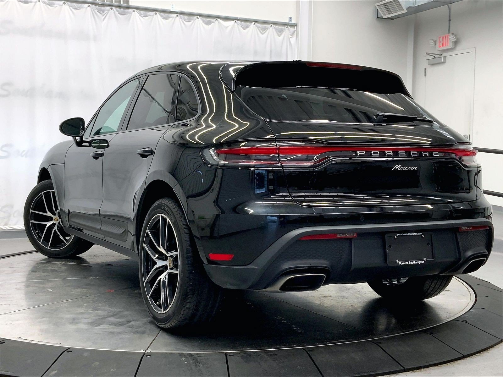 Certified 2023 Porsche Macan AWD/4WD image 3