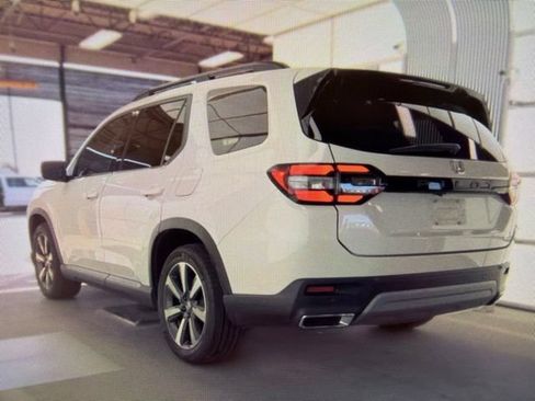 Used 2023 Honda Pilot Touring image 4
