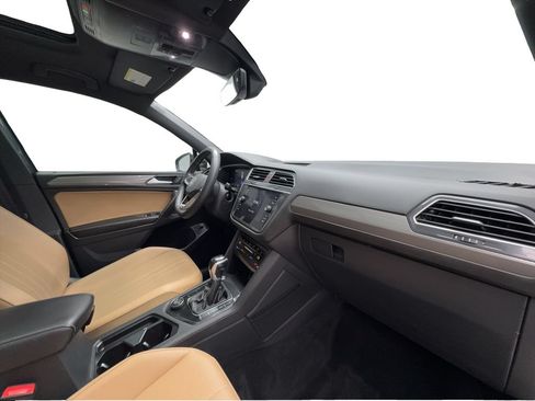 Used 2022 Volkswagen Tiguan SE w/ Panoramic Sunroof Package AWD/4WD image 32