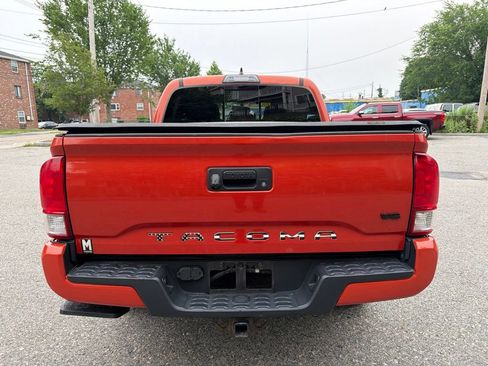 Used 2017 Toyota Tacoma TRD Sport w/ Tow Package (A/T) AWD/4WD image 4