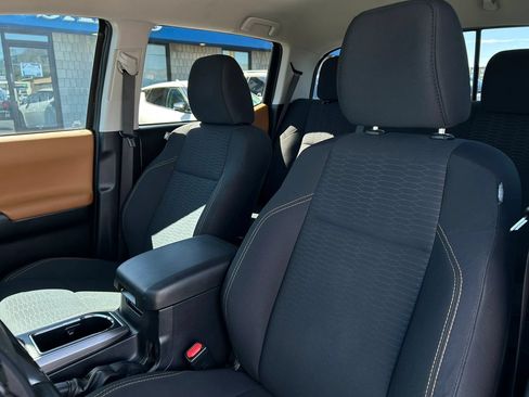 Used 2018 Toyota Tacoma SR5 AWD/4WD image 11