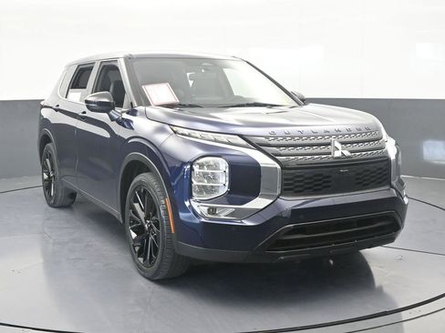 Used 2023 Mitsubishi Outlander SE image 9