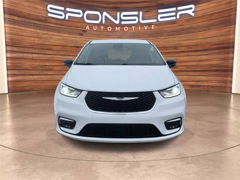 Used 2024 Chrysler Pacifica Touring-L image 9