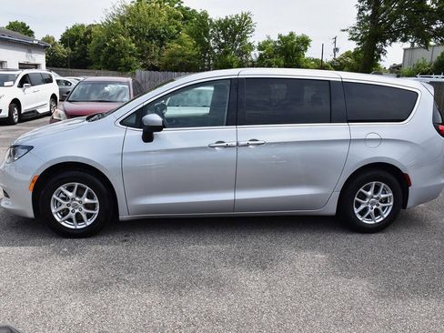 Used 2022 Chrysler Voyager LX FWD image 2