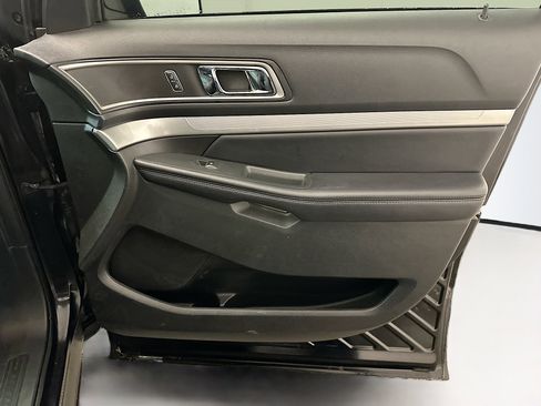 Used 2016 Ford Explorer XLT w/ Equipment Group 202A AWD/4WD image 35