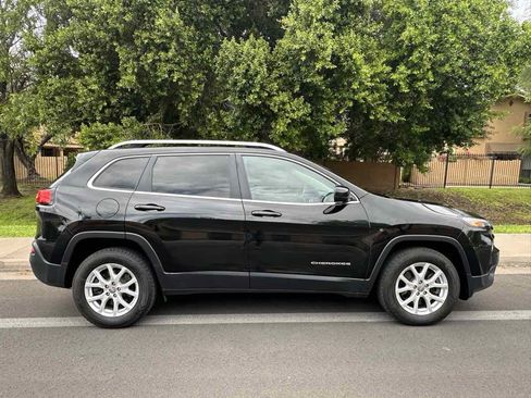 Used 2017 Jeep Cherokee Latitude w/ Cold Weather Group AWD/4WD image 9
