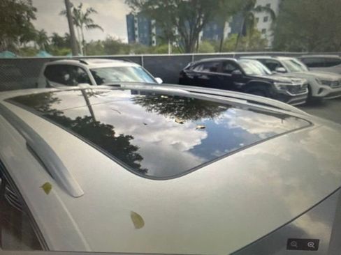 Used 2023 Volkswagen Tiguan SE w/ Panoramic Sunroof Package image 6