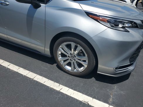 Certified 2023 Toyota Sienna Platinum FWD image 2