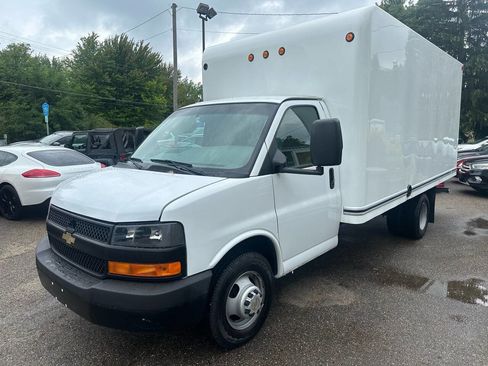 Used 2018 Chevrolet Express 3500 w/ Driver Convenience Package image 2