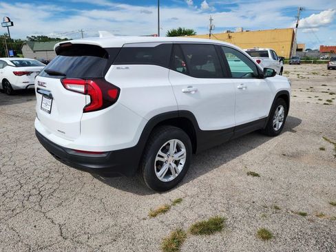 Used 2024 GMC Terrain SLE image 3