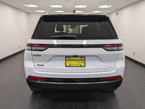 Used 2024 Jeep Grand Cherokee Altitude image 5