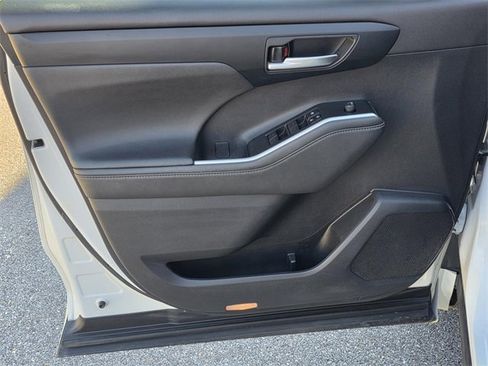 Used 2023 Toyota Highlander XLE image 34