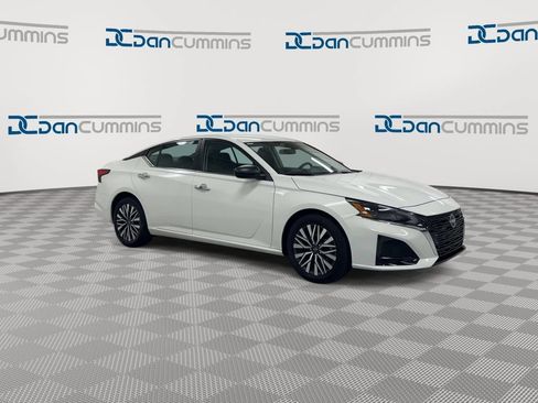 Used 2025 Nissan Altima 2.5 SV FWD image 2