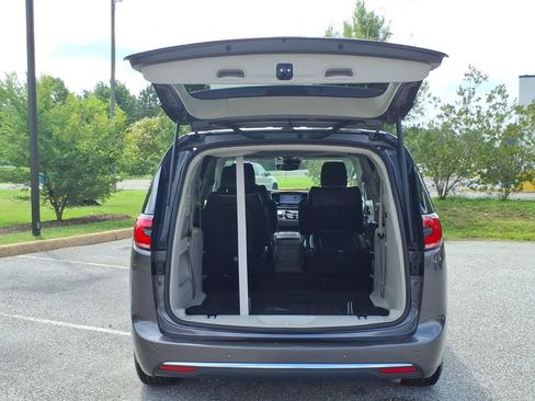 Used 2023 Chrysler Pacifica Limited FWD image 23