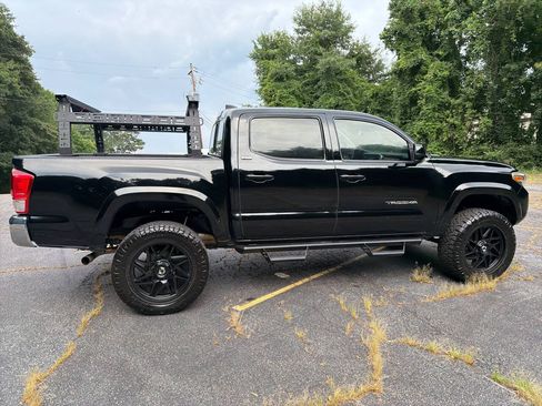 Used 2017 Toyota Tacoma SR5 w/ Tow Package RWD image 10