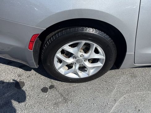 Used 2018 Chrysler Pacifica Touring Plus w/ Tire & Wheel Group image 23