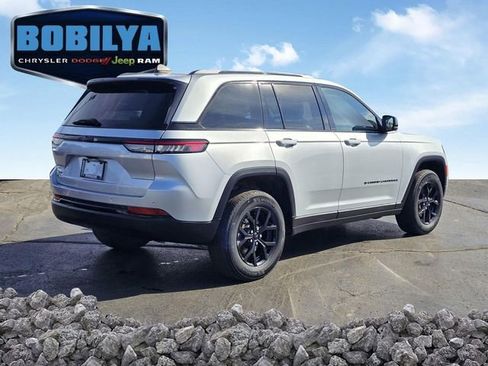 Used 2024 Jeep Grand Cherokee Altitude image 3