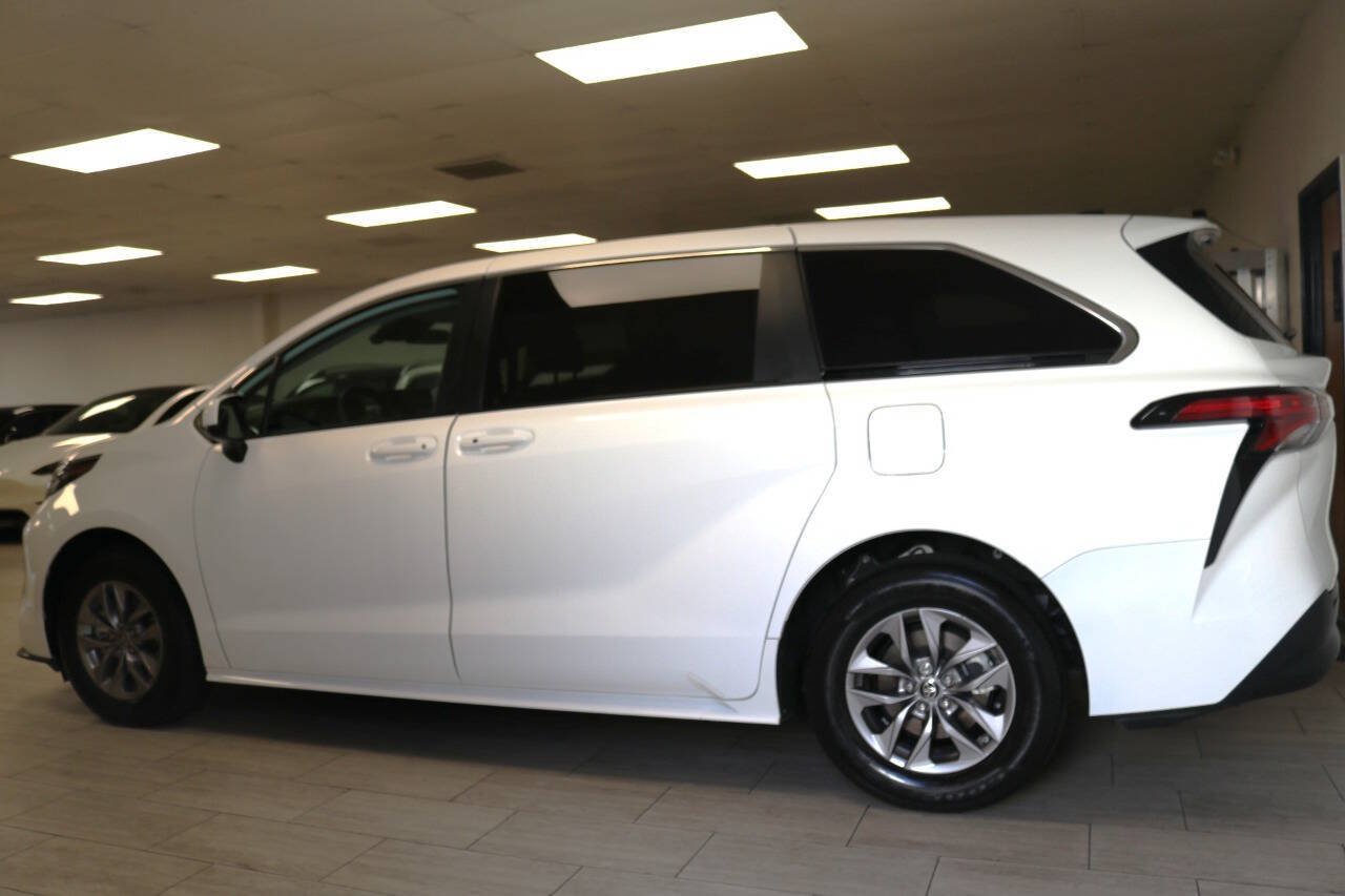 Used 2023 Toyota Sienna LE AWD/4WD image 12