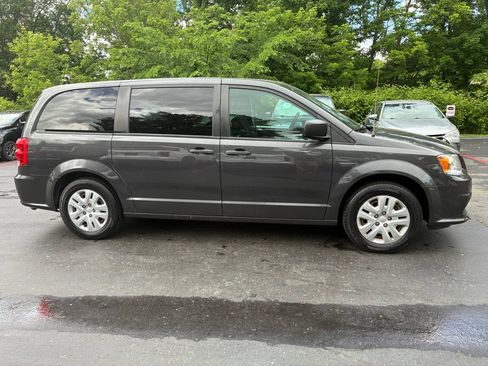 Used 2019 Dodge Grand Caravan SE FWD image 6