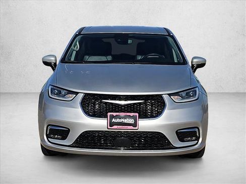 Used 2023 Chrysler Pacifica Touring-L FWD image 8